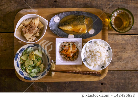 在鯖魚設置鯖魚的膳食 在鯖魚設置鯖魚的膳食 142456658
