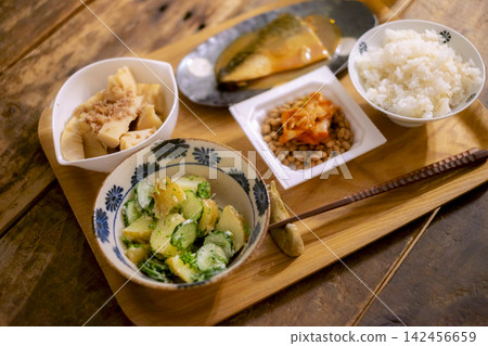 在鯖魚設置鯖魚的膳食 在鯖魚設置鯖魚的膳食 142456659