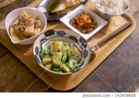 馬鈴薯沙拉和燉竹筍 馬鈴薯沙拉和燉竹筍 142456688