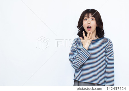 微笑和驚訝的女人 142457324