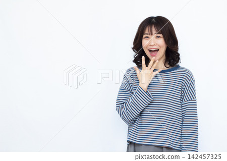 微笑和驚訝的女人 142457325
