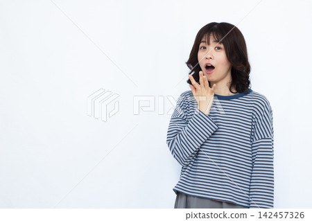 微笑和驚訝的女人 142457326