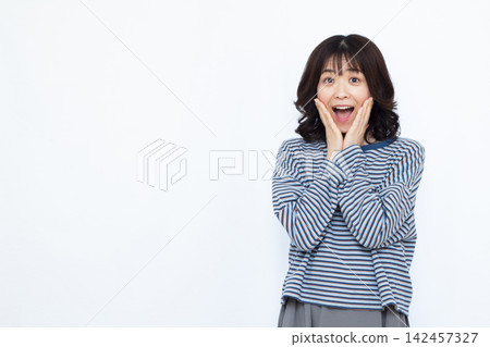 微笑和驚訝的女人 142457327