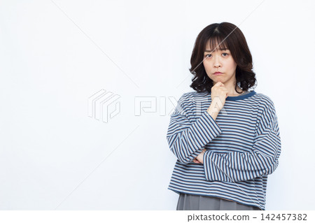 一個非常擔心的女人 142457382
