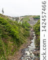 The Shirakawa River flows beneath the First Shirakawa Bridge. 142457466