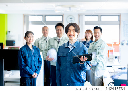 年輕工程師 年輕工程師 142457784