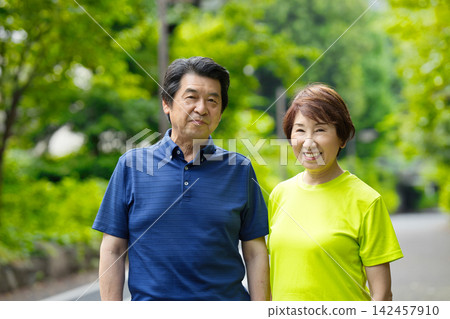 一對老年夫婦外出散步 一對老年夫婦外出散步 142457910