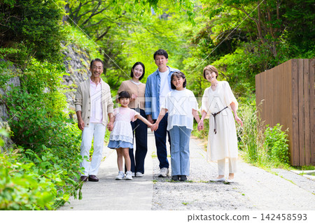 一家六口在戶外手牽手合照。 一家六口在戶外手牽手合照。 142458593
