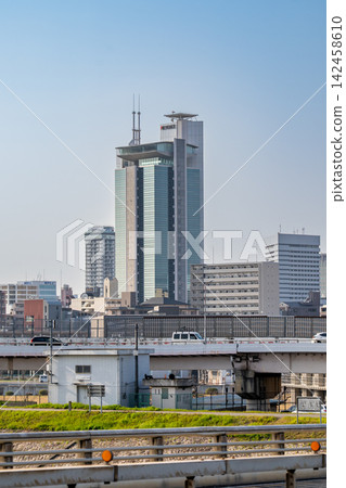 Keyence Shin-Osaka Building (Keyence Headquarters and Research Institute) as seen from Nagara Bridge over the Yodo River, Higashinakajima, Higashiyodogawa Ward, Osaka City Keyence Shin-Osaka Building (Keyence Headquarters and Research Institute) as seen from Nagara Bridge over the Yodo River, Higashinakajima, Higashiyodogawa Ward, Osaka City 142458610