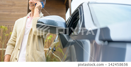 一位老人在車上打電話:這是老年人典型的一天。 一位老人在車上打電話:這是老年人典型的一天。 142458636