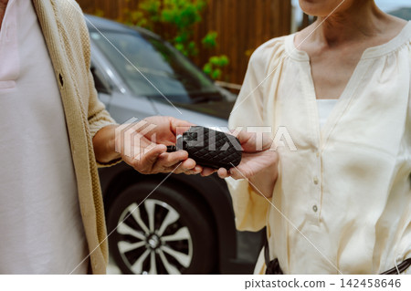 一對老年夫婦收到車鑰匙 一對老年夫婦收到車鑰匙 142458646