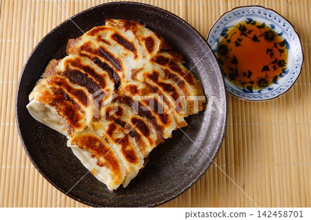 Pan-fried gyoza Pan-fried gyoza 142458701