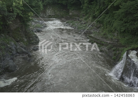 Drone aerial photography of the scenery from Kinbara Dam in Motosu City, Gifu Prefecture. Drone aerial photography of the scenery from Kinbara Dam in Motosu City, Gifu Prefecture. 142458863