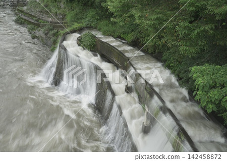 Drone aerial photography of the scenery from Kinbara Dam in Motosu City, Gifu Prefecture. Drone aerial photography of the scenery from Kinbara Dam in Motosu City, Gifu Prefecture. 142458872