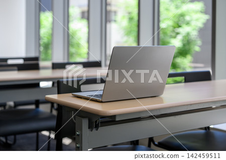 一台筆記型電腦放在會議室的桌子上。 一台筆記型電腦放在會議室的桌子上。 142459511