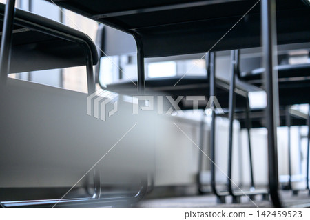 從會議室桌子底下看到的椅子和空間。 從會議室桌子底下看到的椅子和空間。 142459523