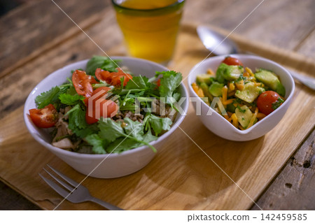 加帕奧米飯和酪梨沙拉 142459585