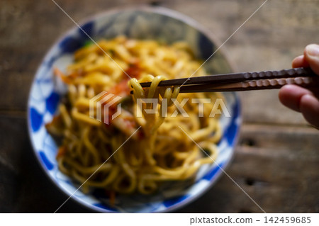 Eat yaki udon Eat yaki udon 142459685