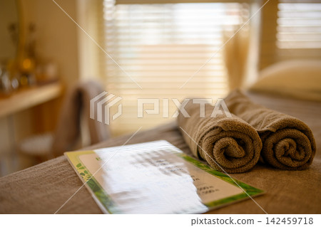 Towels and menu on the treatment bed in the salon Towels and menu on the treatment bed in the salon 142459718