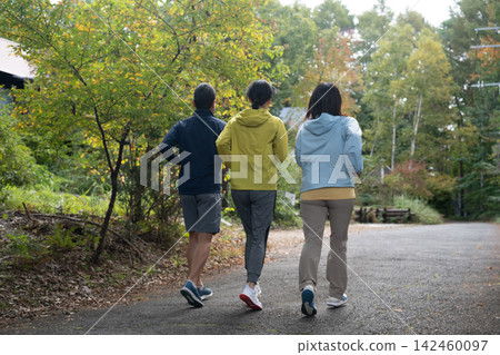 三個人在別墅區行走,背對著鏡頭;跑步,慢跑。 三個人在別墅區行走,背對著鏡頭;跑步,慢跑。 142460097