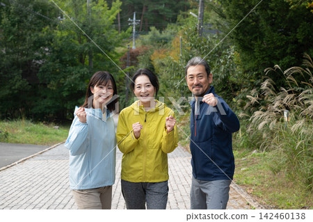 三個朋友跑步慢跑時微笑著擺姿勢拍照。 三個朋友跑步慢跑時微笑著擺姿勢拍照。 142460138