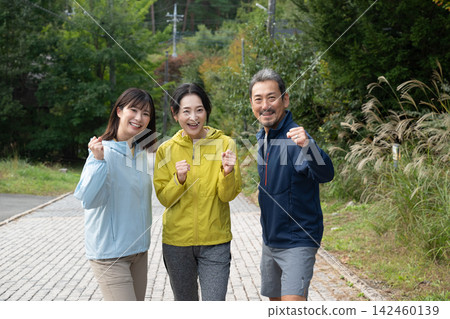 三個人在跑步或慢跑時擺出勝利姿勢。 三個人在跑步或慢跑時擺出勝利姿勢。 142460139