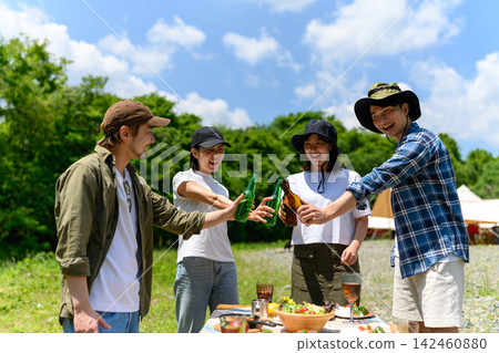 朋友們在露營地舉杯慶祝 朋友們在露營地舉杯慶祝 142460880