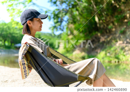 Women who relax in nature Women who relax in nature 142460890