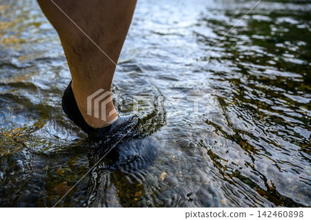 沿著水邊走,河水潺潺流淌,腳下是柔軟的石頭。 沿著水邊走,河水潺潺流淌,腳下是柔軟的石頭。 142460898