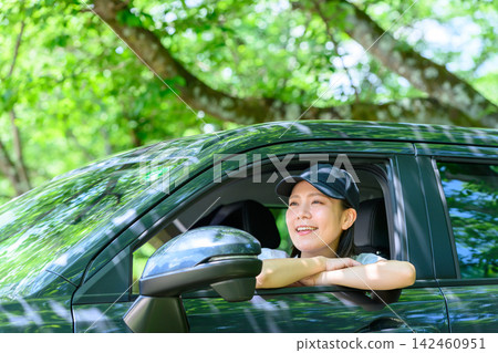 一名女子正從車內向外張望。 142460951