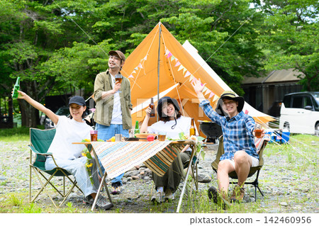四個朋友在露營地舉杯慶祝 四個朋友在露營地舉杯慶祝 142460956
