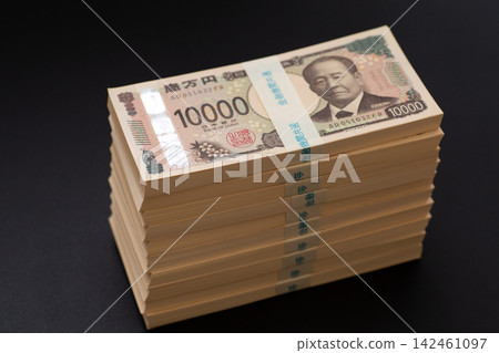 一疊價值1000萬日圓的鈔票 142461097
