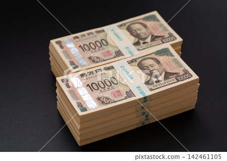 一疊價值1000萬日圓的鈔票 一疊價值1000萬日圓的鈔票 142461105