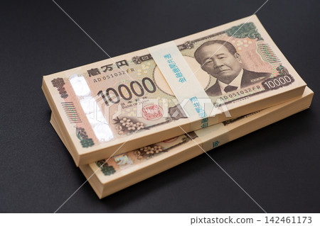 一疊價值200萬日圓的鈔票 142461173