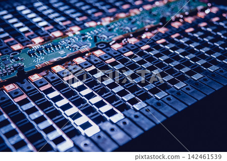 Charging the batteries of the elecric motor. Disassembling the battery of an electric vehicle engine Charging the batteries of the elecric motor. Disassembling the battery of an electric vehicle engine 142461539