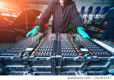 Charging the batteries of the elecric motor. Disassembling the battery of an electric vehicle engine Charging the batteries of the elecric motor. Disassembling the battery of an electric vehicle engine 142461547