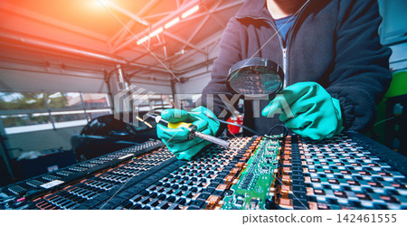 Charging the batteries of the elecric motor. Disassembling the battery of an electric vehicle engine Charging the batteries of the elecric motor. Disassembling the battery of an electric vehicle engine 142461555