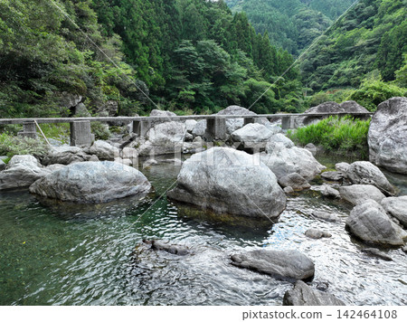 Iwakawachi Submersible Bridge, Ino Town, Kochi Prefecture Iwakawachi Submersible Bridge, Ino Town, Kochi Prefecture 142464108