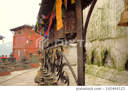 尼泊爾加德滿都斯瓦揚布納特寺朝聖路上的轉經筒 尼泊爾加德滿都斯瓦揚布納特寺朝聖路上的轉經筒 142464125