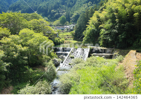 從愛媛郡內子町道之驛小田之裡Seseragi看到的小田河 從愛媛郡內子町道之驛小田之裡Seseragi看到的小田河 142464365