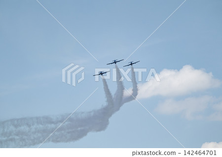 Planes fly together in formation with smoke trails 142464701