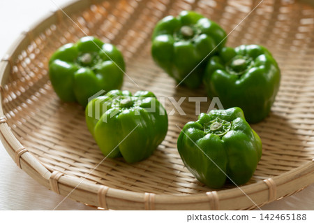 神樂辣椒,一種傳統蔬菜,盛於篩子上食用(九月) 神樂辣椒,一種傳統蔬菜,盛於篩子上食用(九月) 142465188