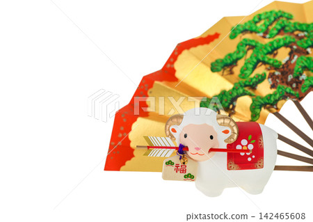 羊年新年卡片設計:一隻可愛的牡羊嘴裡叼著一支護身箭,手裡拿著裝飾扇。 羊年新年卡片設計:一隻可愛的牡羊嘴裡叼著一支護身箭,手裡拿著裝飾扇。 142465608