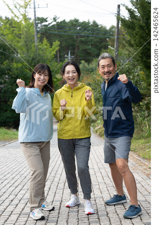 三個朋友在高原上擺出勝利的姿勢。 142465624