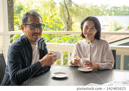 一對中年夫婦在高地的咖啡館裡聊天。 142465625