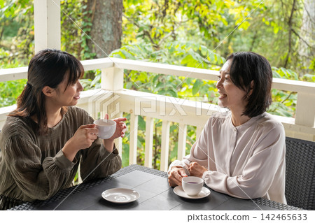 兩名女子在高地的一家咖啡館聊天。 兩名女子在高地的一家咖啡館聊天。 142465633