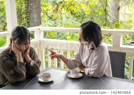 一位女士在露臺上認真傾聽你的煩惱。 一位女士在露臺上認真傾聽你的煩惱。 142465668
