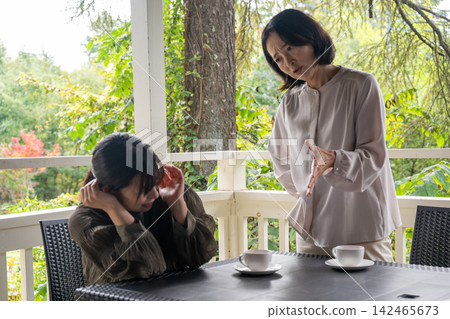 在高原地區的一家咖啡館裡,一位女士認真地聽著朋友講述她的故事。 在高原地區的一家咖啡館裡,一位女士認真地聽著朋友講述她的故事。 142465673