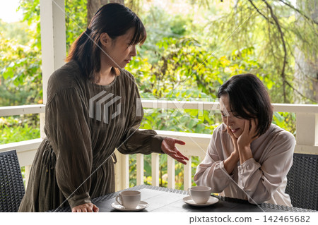 秋日高地的一家咖啡館裡,有位女子向朋友傾訴自己的煩惱。 秋日高地的一家咖啡館裡,有位女子向朋友傾訴自己的煩惱。 142465682