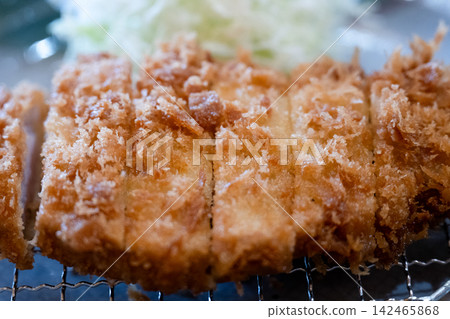 Freshly fried, crispy tonkatsu Freshly fried, crispy tonkatsu 142465868
